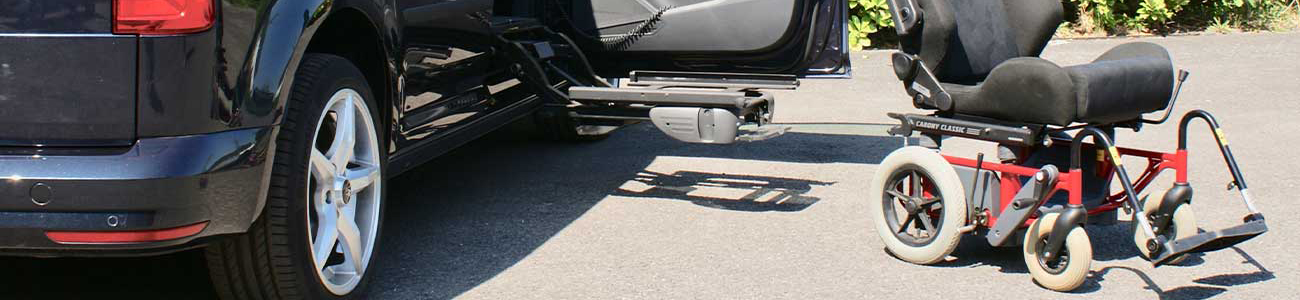 Beifahrersitz auf einem fahrbaren Untergestell steht außerhalb eines Fahrzeuges